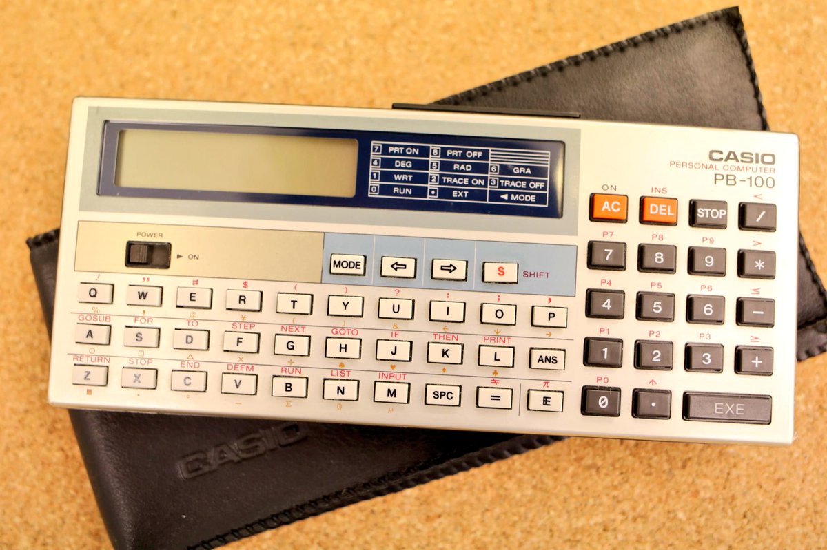 三宝カメラ 買取の中にこんな物が 80年代に広く使われたポケットコンピュータという物だそうです なんでも簡単にプログラミングが出来るとか なんとかかんとか んー いじり方がわからないのでそっとしておこう Casio ポケットコンピュータ Pb100