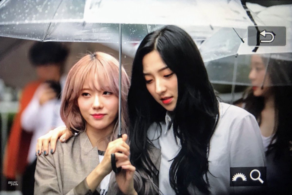 thumbeluda's tweet photo. She takes a step closer, closing the gap between the two; whispering. "Get under it, giraffe! Unnie will take care of your dashing black hair!"

 And just like that, the romantic scene drama come right in the face under the pouring rain today. https://t.co/f6ujPe8TRE