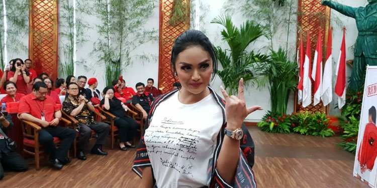 pdip_jember's tweet photo. Atribut Milenial PDIP Diluncurkan, Ini Inti Pesannya https://t.co/ZeeFlXMzW8 https://t.co/PFoeZPySV5 RT #infoPDIPJatim #Jember #PDIPerjuanganM3nang #PDIPerjuangan