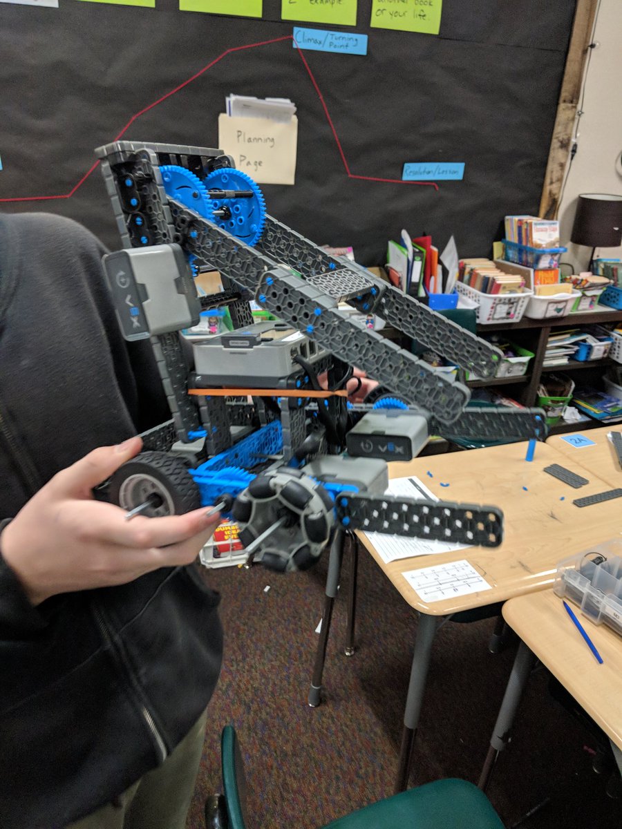 Gilliam2009's tweet photo. These kids are awesome! Great builds, great practice! #sferobotics @SFE_3820 @mrDuffey_3 @CochranM90 @chrismodglin https://t.co/JzRUcZYZb6