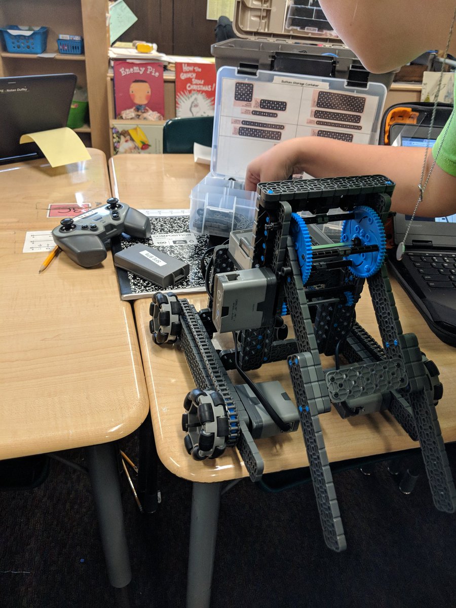 Gilliam2009's tweet photo. These kids are awesome! Great builds, great practice! #sferobotics @SFE_3820 @mrDuffey_3 @CochranM90 @chrismodglin https://t.co/JzRUcZYZb6