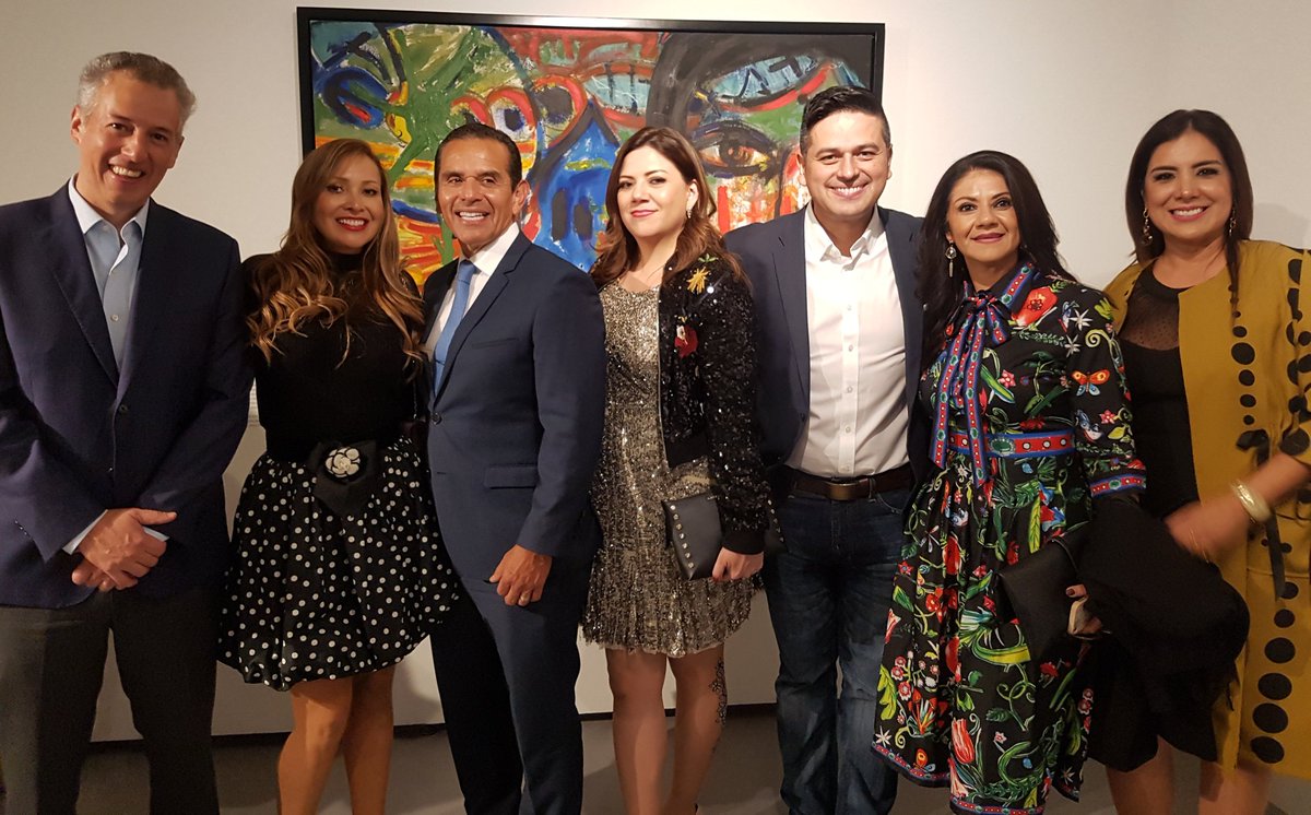lorenaleer's tweet photo. #TepicPower @JoelSas, Paty Govea, @antonio4ca, @lorenaleer @Lomeli_Azoubel, Elda Flores y Karina López en la @ExpoArteChicano Construyendo puentes. Arte chicano/mexicano en el @Carrillo_Gil Un privilegio difundir este proyecto desde @Sehablaes #Nayarit https://t.co/mIIjOMGgWs