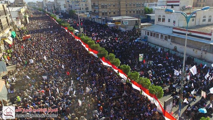 z_naz__'s tweet photo. God bless Yemen. All these people came out for Imam Hussain A.S. for the 10th day during a time of war where Saudi Arabia is Bombarding Yemen with Missiles. May Allah bless Yemen and all its people. 🇾🇪 #Ashura1440 #Ashura #AhlulBayt #LabaikYaHussain https://t.co/yNXcba8ya0