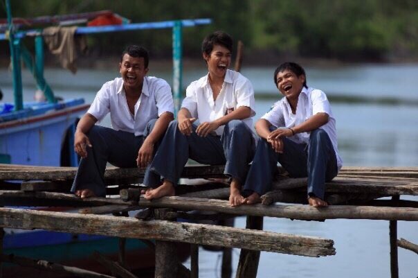 ...Orang-orang itu telah melupakan bahwa belajar tidaklah melulu untuk mengejar dan membuktikan sesuatu, namun belajar itu sendiri, adalah perayaan dan penghargaan pada diri sendiri. (hlm. 197)
Andrea Hirata, Padang Bulan