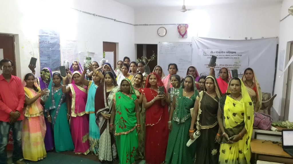 saraswathi_rao's tweet photo. Freedom from Hunger India team distributes Moringa plants to community change leaders in partnership with TRIF and SRLM #FFHIT #MWCD #Indiaaheadnews https://t.co/nrWtjPKdsA