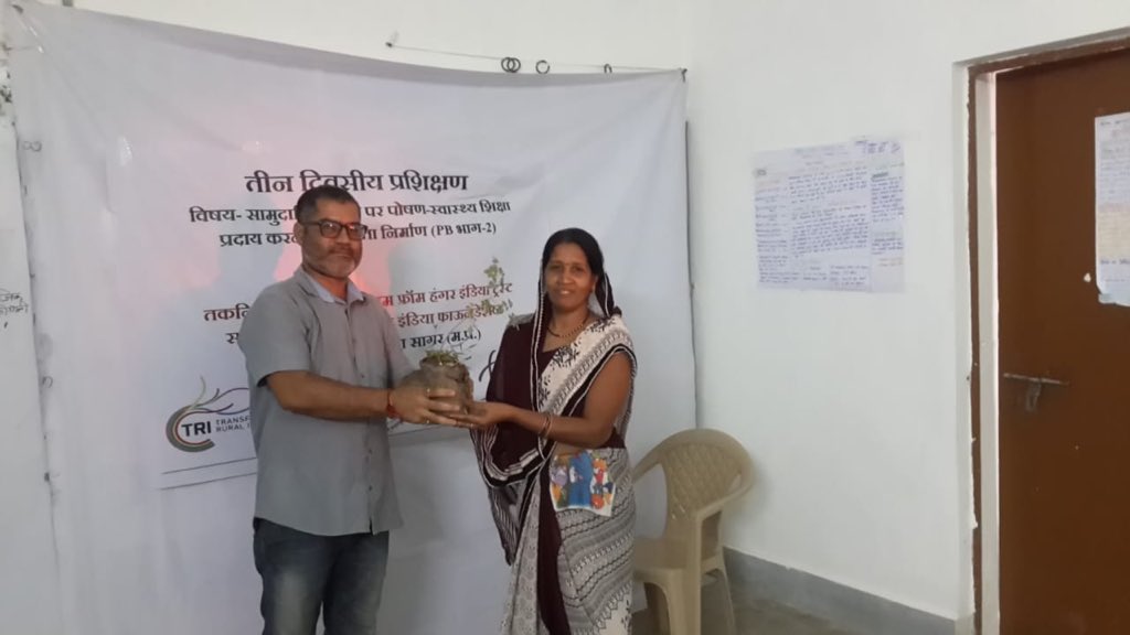 saraswathi_rao's tweet photo. Freedom from Hunger India team distributes Moringa plants to community change leaders in partnership with TRIF and SRLM #FFHIT #MWCD #Indiaaheadnews https://t.co/nrWtjPKdsA