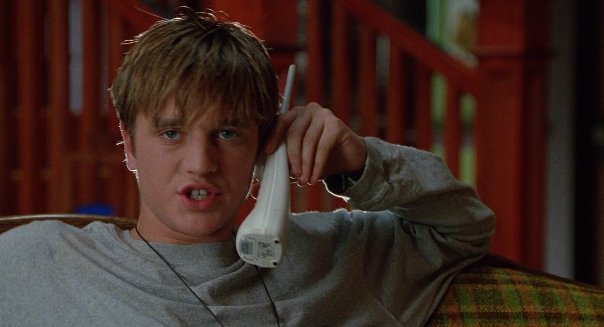 PaulThePromoter's tweet image. Remember the old mobile phones from the 80's? LOL Pictured is a screen capture from 'Idle Hands' (1999), starring Devon Sawa. #IdleHands @DanielJ11197 @KenW9270