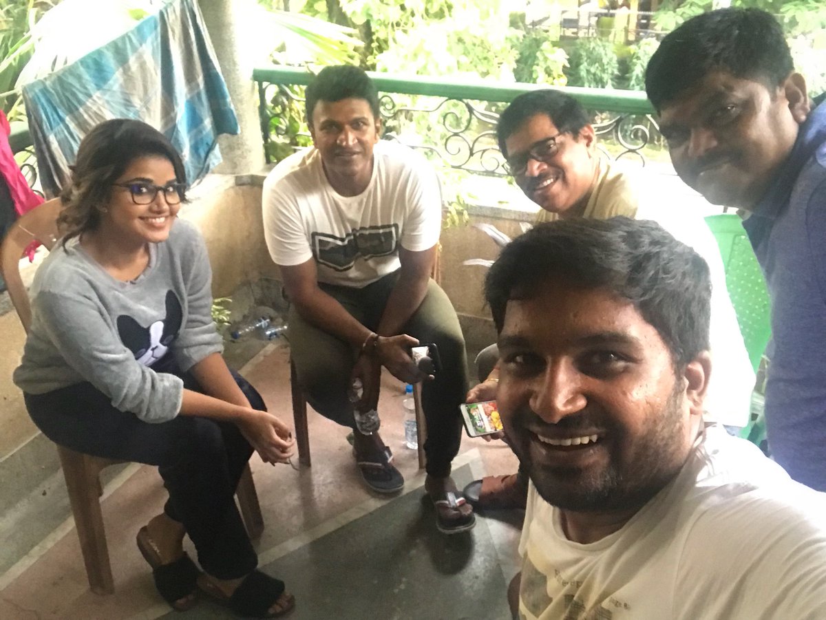 AnupamaAdmirers's tweet photo. @PuneethRajkumar sir, @PavanWadeyar sir and our beloved @anupamahere from the sets of #Natasaarvabhowma 

Releasing this Dussehra!! https://t.co/BZzHJT3ofD