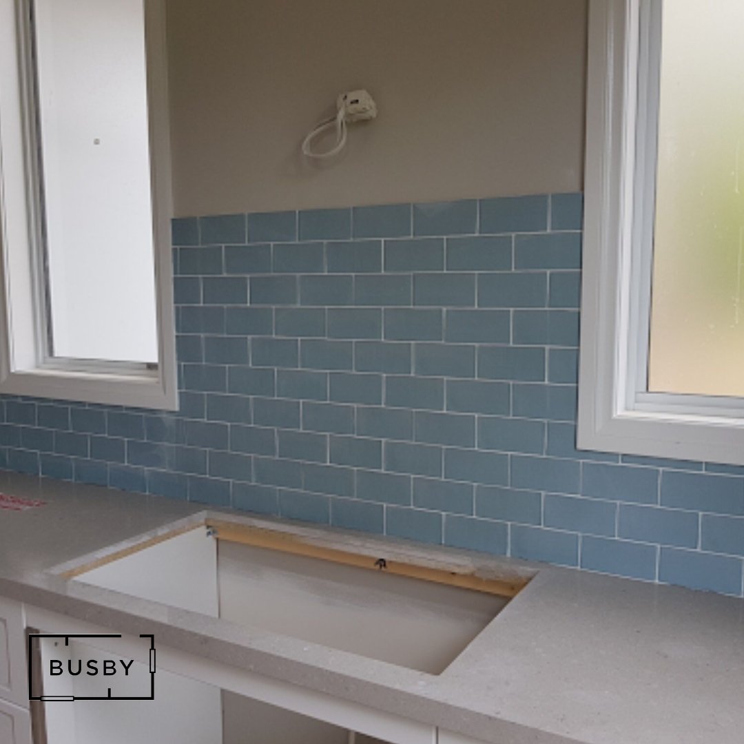 BusbyHomes's tweet photo. Soft, modern blue subway tile reflects the dweller’s coastal lifestyle.

#homebuilder #custombuilder #customhome #custombuild #builder #customhomebuilder #melbourne #homedesign #realestate #designer #luxuryhome #newhome #dreamhome #interiordesign #coastalliving #kitchendesign https://t.co/jybShabCNE