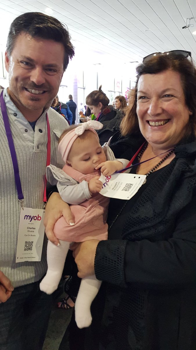 Woddawik's tweet photo. @DeniseTwigger look who came to visit @eye_on_books #myobpc18 https://t.co/cqlZgieuDD