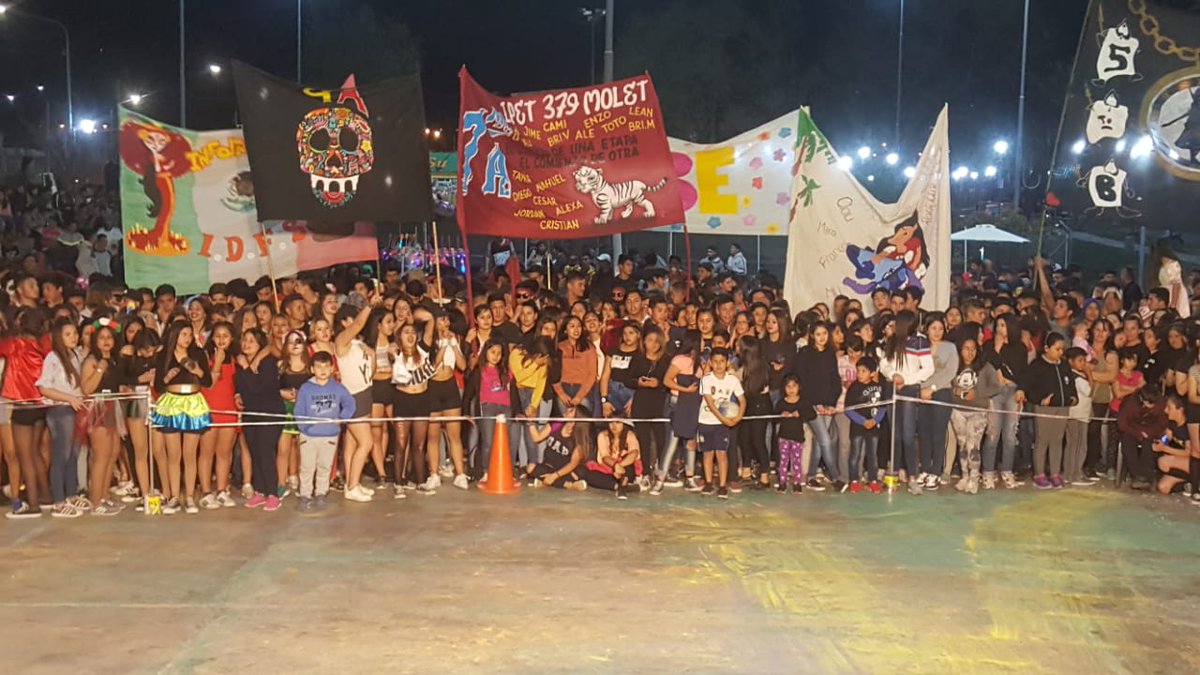 Una multitud de jóvenes en el parque de la familia celebrando la llegada de la primavera