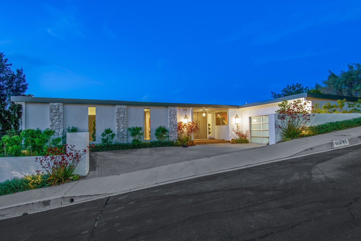 allysoncarterRE's tweet photo. $74K price reduction and #open tomorrow from 11-2pm!  LUNCH SERVED.  $2,275,000. 11431 Dona Teresa-#StudioCity.
#viewproperty #forsale #luxuryre #beautifulremodel https://t.co/PhYdR72TOr