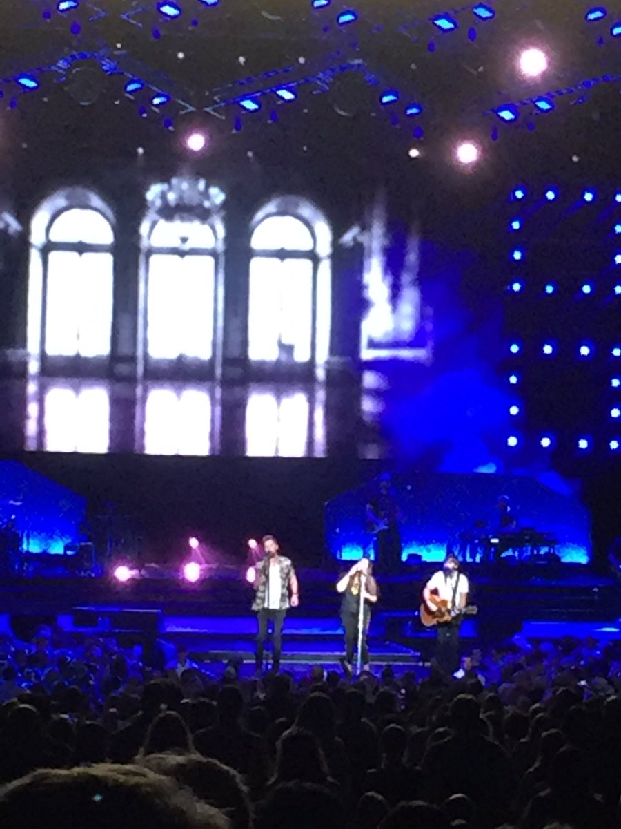 DECADebVABeach's tweet photo. Enjoying an evening of fabulous music at the #Virginiabeachamphitheater with #LadyA and #Dariusrucker! https://t.co/BhkZjG1A1r