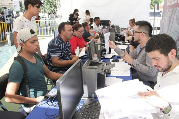 RcivilCoahuila's tweet photo. Gran participación ciudadana de los #Laguneros, en la #Brigada de #Aclaraciones de actas del @RcivilCoahuila . Con una Jornada de 12 horas continuas nuestro gran equipo brindó solución a trámites y corrección de documentación, atendiendo todos y cada uno de los casos. ¡GRACIAS! https://t.co/3Q81XTMxEg