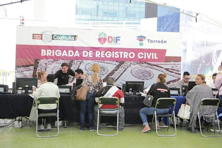 RcivilCoahuila's tweet photo. Gran participación ciudadana de los #Laguneros, en la #Brigada de #Aclaraciones de actas del @RcivilCoahuila . Con una Jornada de 12 horas continuas nuestro gran equipo brindó solución a trámites y corrección de documentación, atendiendo todos y cada uno de los casos. ¡GRACIAS! https://t.co/3Q81XTMxEg