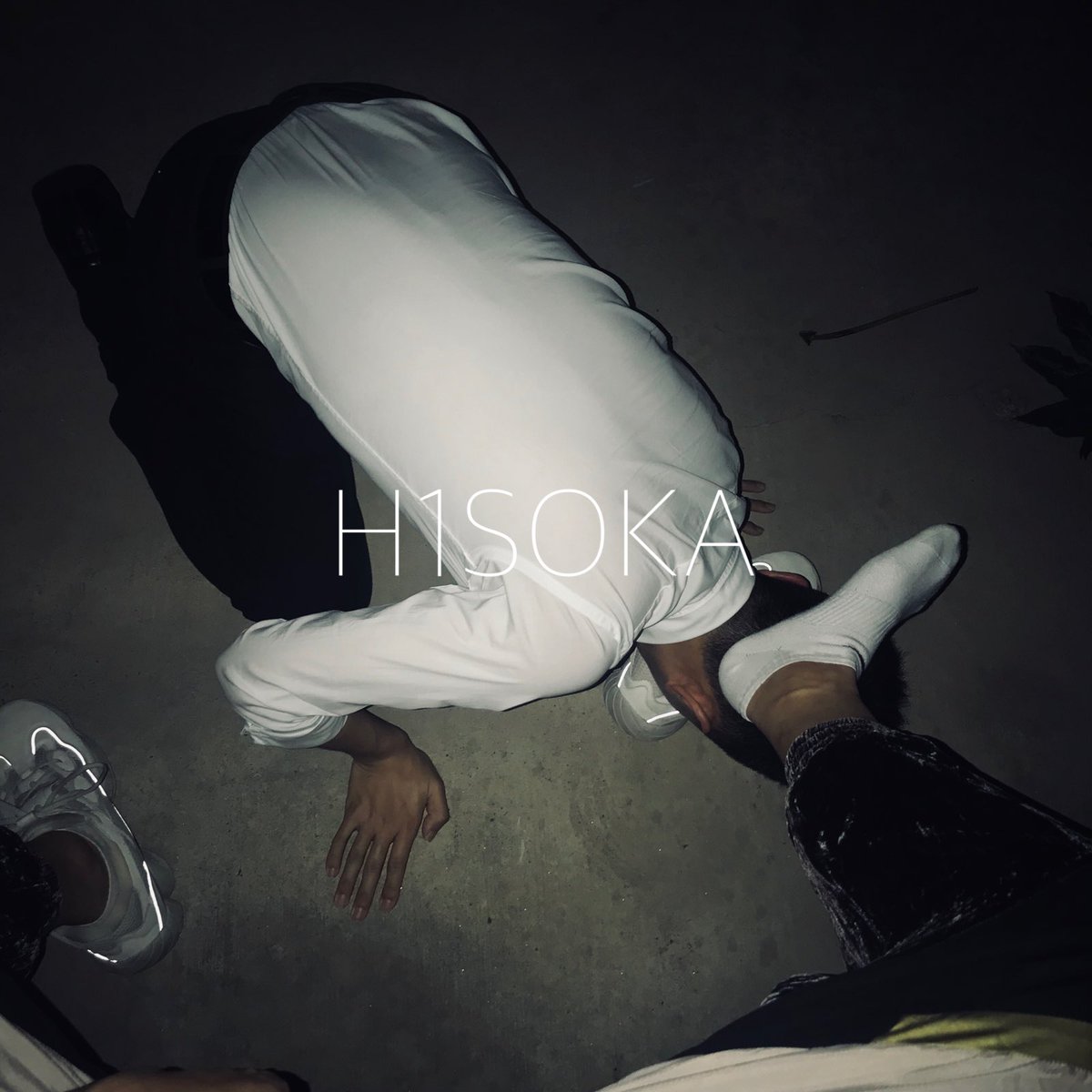H1soka_44's tweet photo. 上海金融业的狗压力很大吧，下班直接在虹桥跪了下来
转发解锁更多 https://t.co/IDIB3tBLbl