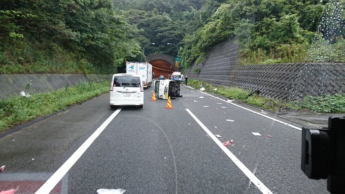 横浜横須賀道路 横横 上り 大山トンネル付近で車複数台が絡む事故 軽自動車が横転 渋滞 まとめダネ