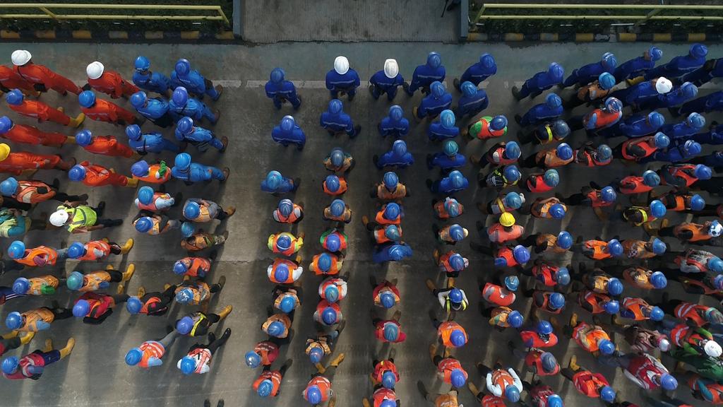 Empat tahun terakhir, Pemerintah merombak iklim kemudahan berusaha agar perekonomian kita lebih produktif dan kompetitif, bernilai tambah, dan membuka lapangan kerja baru. 

Dengan kerja bersama, tingkat pengangguran terbuka semakin menurun dari 5,70 persen menjadi 5,13 persen.