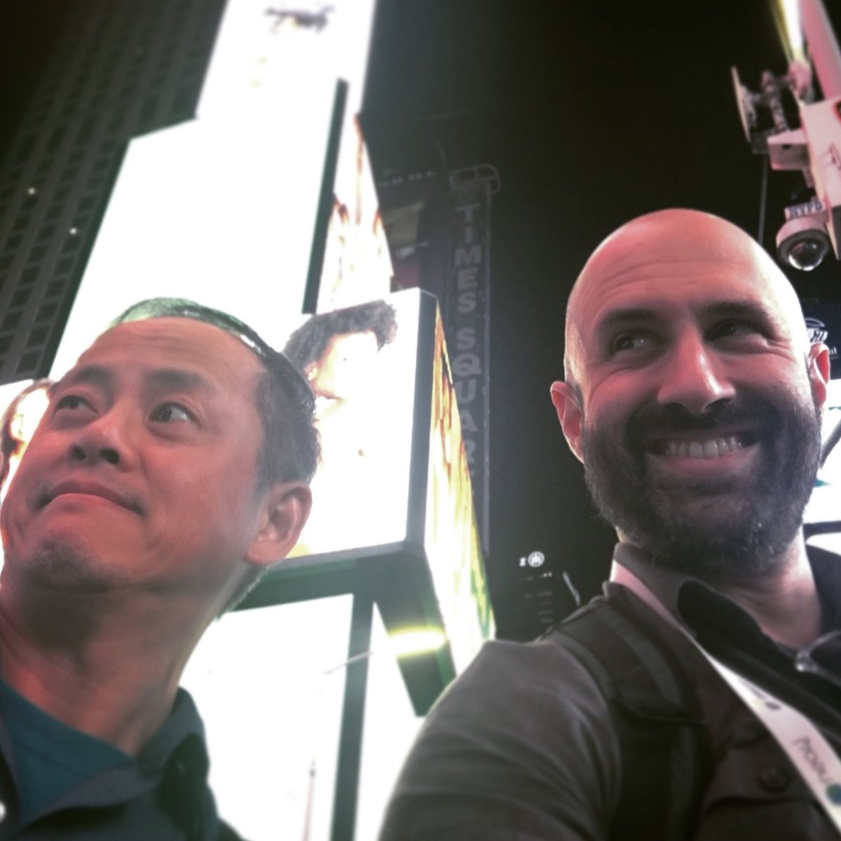 kineviz's tweet photo. 👏 @kineviz has nothin’ but ❤️ for the big 🍎 - #HUGE thanks to @neo4j for hosting @GraphConnect 2018 @TimesSquareNYC - See you next year! #graphlife #GraphXR #DelveDeeper https://t.co/GQfdT4VNsm