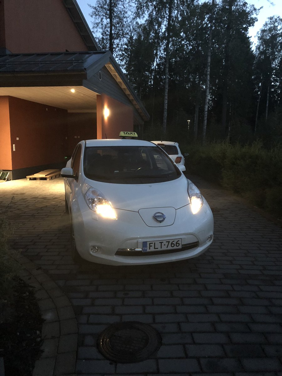 KrisuLinden's tweet photo. Ekotaxi145 aamutilauksella lentoasemalle.
#iZettle
#HelsinkiairportTaxi
#Hat145
Sähköauto kiinnostaa
#autoarita #Nissan #Leaf https://t.co/AVLXaKRn96