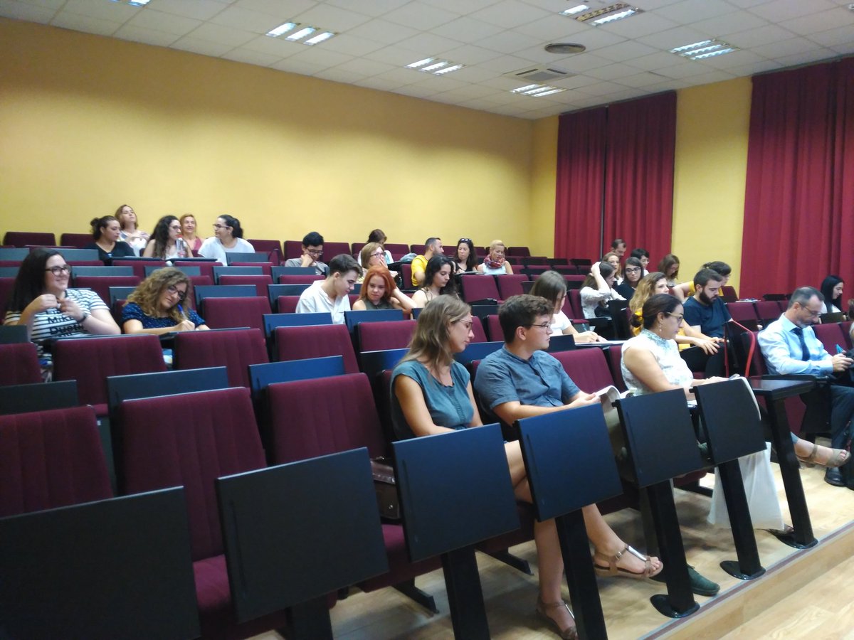 JIDELE_UM's tweet photo. Comienza la segunda ponencia plenaria de D. Javier de Santiago Guervós "Modelos de ejercicios para el aula de español LE/L2". Ya tenemos el papel y bolígrafo preparado 📝📝. #twitterele #JIDELE2018 https://t.co/qg0FlZ18zN