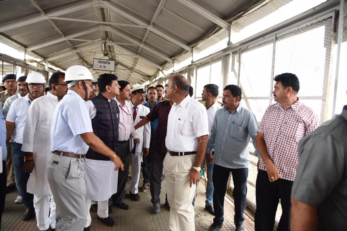 PiyushGoyal's tweet photo. Visited Bhopal's Habibganj Railway station to review the ongoing redevelopment work. Also, held a review meeting with the officials of Bhopal Divison of @WC_Railway where we drew up a detailed roadmap to enhance punctuality, cleanliness and catering services in Railways. https://t.co/X2QUKc1VD7