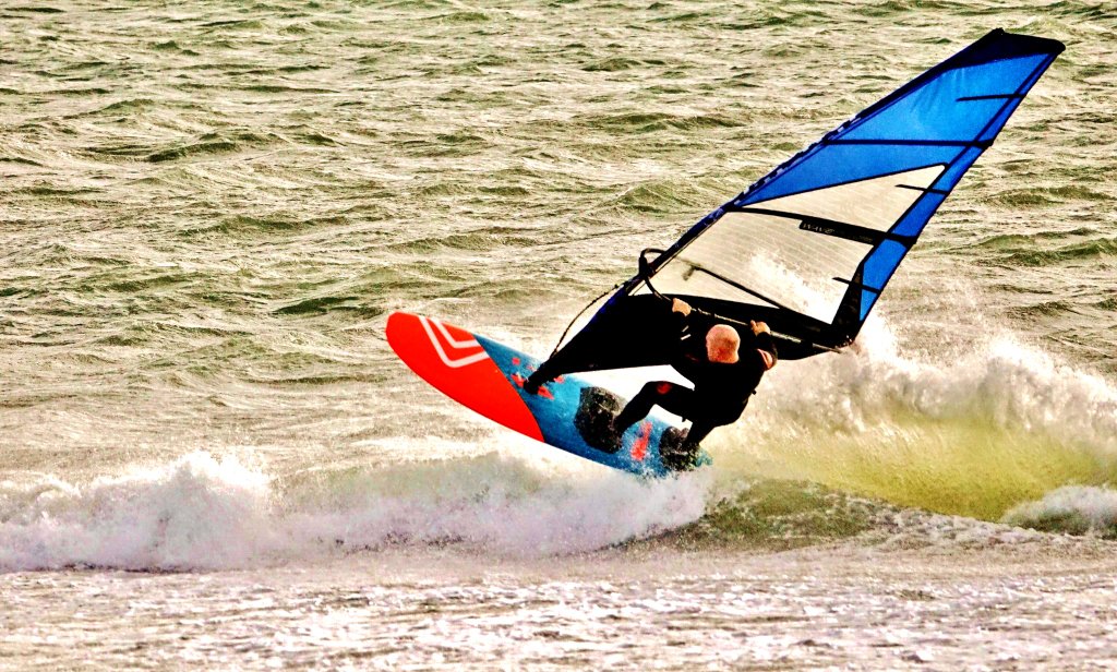tezwoz's tweet photo. My year of windsurfing and windfoiling, in pics, 2018 https://t.co/ZY3m8YQ97t https://t.co/8K7mAkIpSV