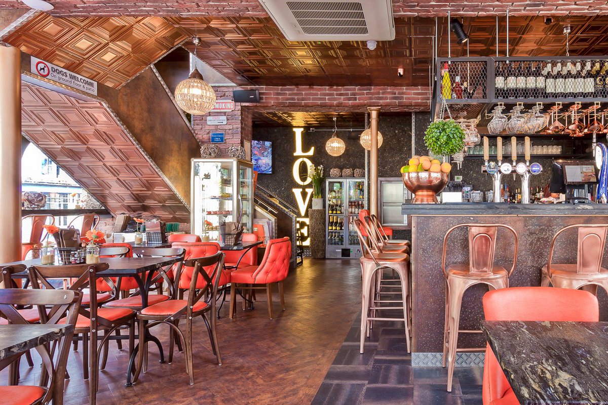 Have you tried a healthy juice from our new juice bar at #BrownSugarLakes?  ‘Green Reviver’ is made with curly kale, lemongrass, banana and mango.  Delicious AND healthy: win win!  #Windermere