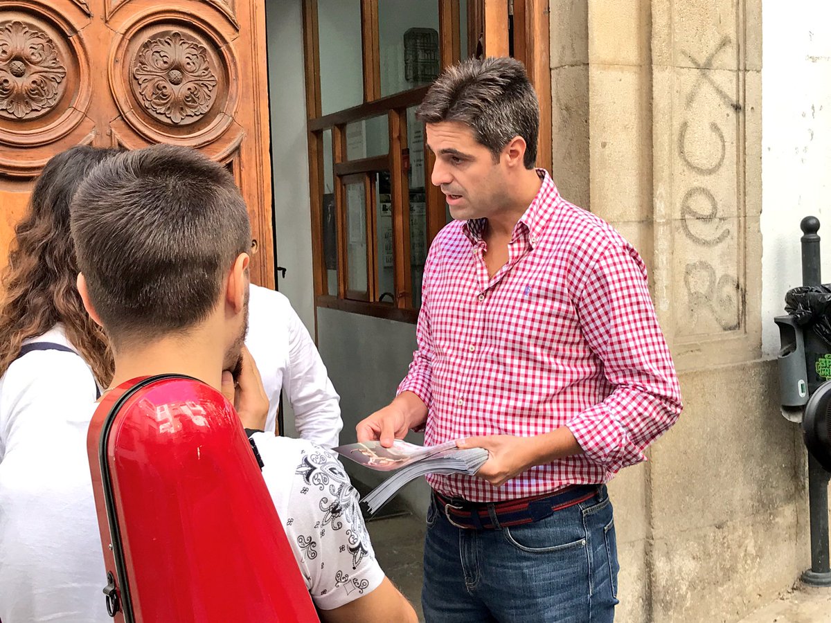 PSOEJAEN's tweet photo. @LuisCarmonaRuiz explica a alumn@s del conservatorio de música la bonificación del 99% de la matrícula para las enseñanzas superiores de danza, diseño y música. https://t.co/bdqNX8vmVR