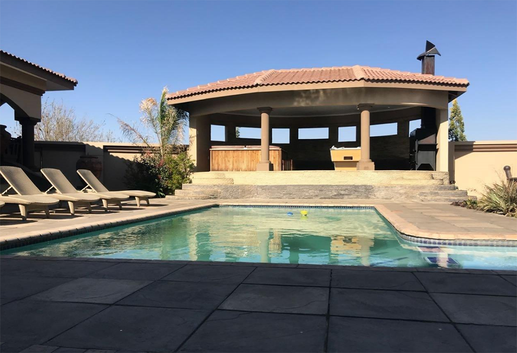 propertInSA's tweet photo. Farm for Sale in Haaskraal A H
Asemrowende en winsgewende familie plot/Exquisite and profitable family smallholding,
Hierdie pragtige 22.27Ha plot is geleë net 10Km buite Potchefstroom in die Haaskraal AH area.
#Sale #farm #Haaskraal 
For more details: https://t.co/kxC9wiRfn6 https://t.co/yHTGLkOKUP