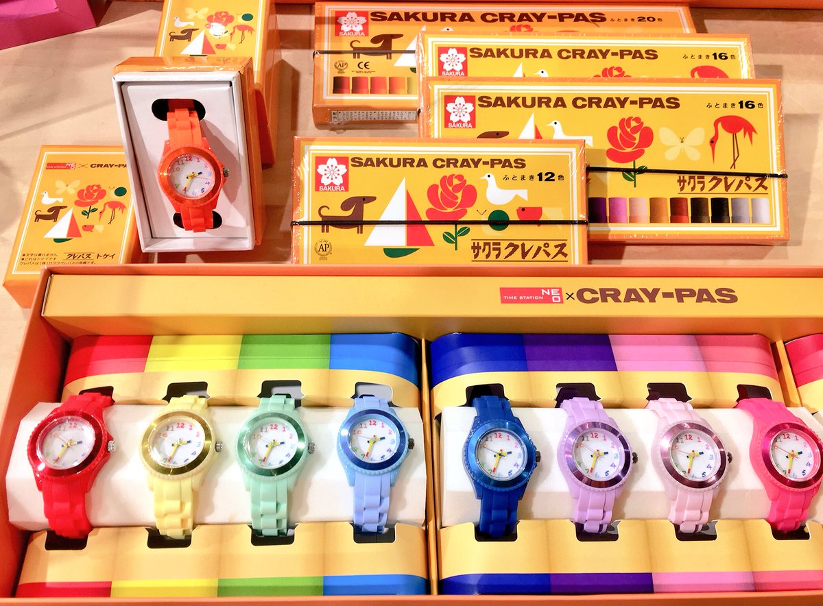 梅田ロフト サクラクレパス コラボ時計 サクラクレパス柄トケイ と クーピー柄ウォッチ が新登場 可愛らしい色合いと 柔らかいシリコン素材で軽い着け心地 カラーバリエーションが豊富で プレゼントにもおすすめです サクラクレパス