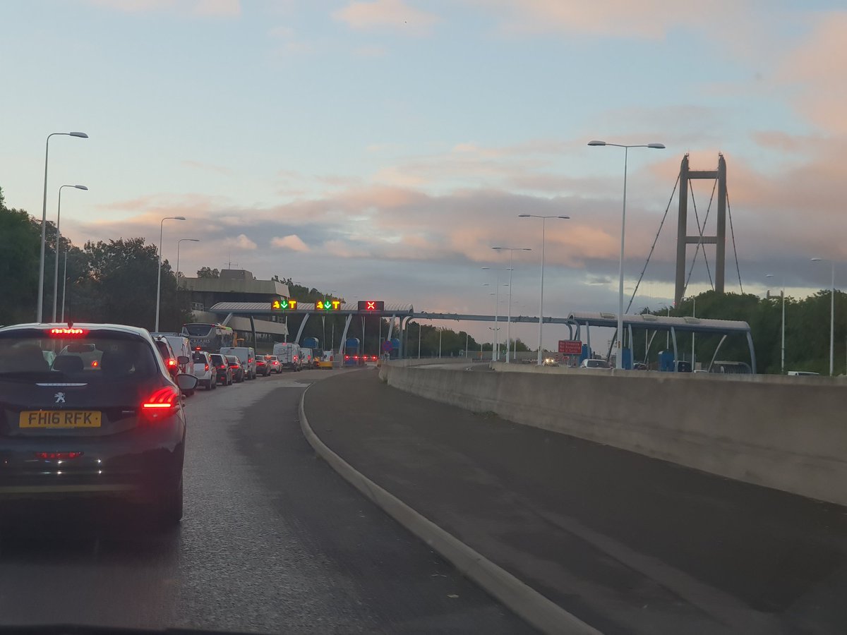 rawtechx's tweet photo. Spot the problem here #HumberBridge ? Close the southbound tag lane and dont open the 3rd booth. Meanwhile northbound, little traffic flow, 2 booths and a tag lane. Traffic chaos everywhere. Sort your operation out.. https://t.co/IkAwrAWoCL
