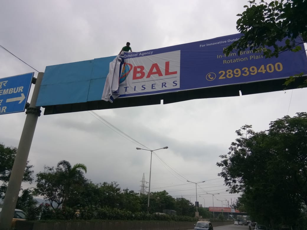 anilmaske301986's tweet photo. All across Mumbai Highways roads, you can see that #Directionboard are been changed illegally by #Globaladvertising agency without taking any prior permission from concerned departments & our departments officer's are sleeping in AC cabin's & watching like a spectator.. https://t.co/rJCBleUTMc