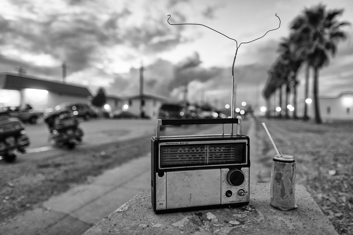 paoladelusa's tweet photo. Come faccio a dirgli che sentire una radio che interrompe le trasmissioni e la musica svanire così, mi terrorizza...? Forse perché la musica mi fa sempre star meglio...il fruscio,il silenzio sono il contrario di suoni, vibrazione e benessere. E' paura e vuoto.
#BeatifulMusic https://t.co/XRuNsafC7o