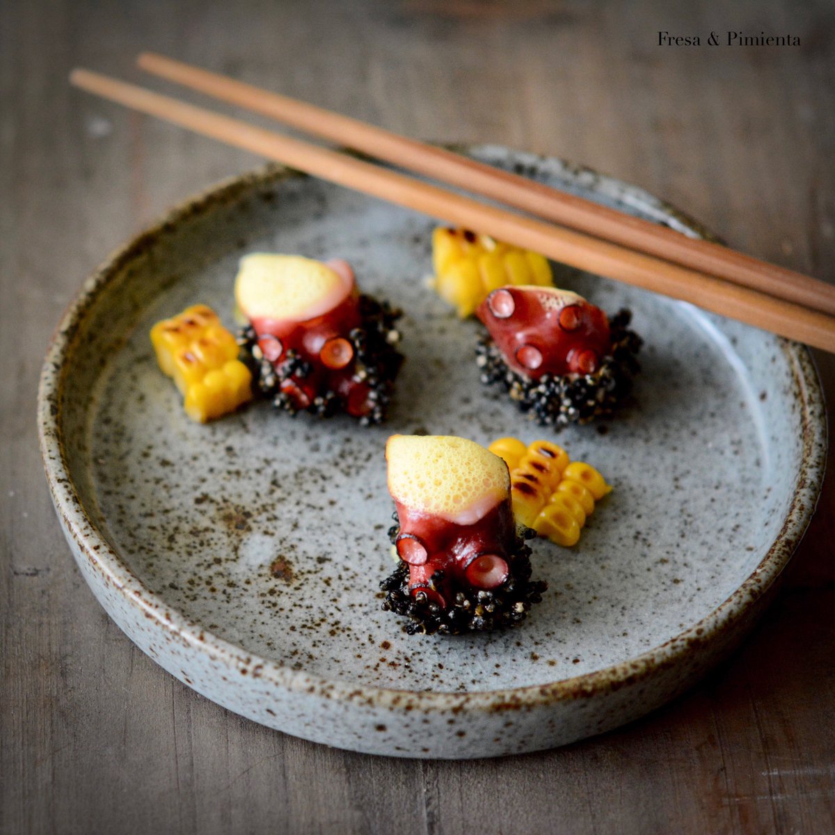 FresaPimienta's tweet photo. Pulpo seco con mahonesa de Hoisin, crujiente de quinoa suflada impregnada en tinta de sepia, y aire de maíz.
https://t.co/uMG1zV7L4a
Nueva receta en el blog 👆🏻.
#receta #fresaypimienta #pulpo #pulposeco #mareSiccus #Recetas #Blog https://t.co/axlVVd07bi