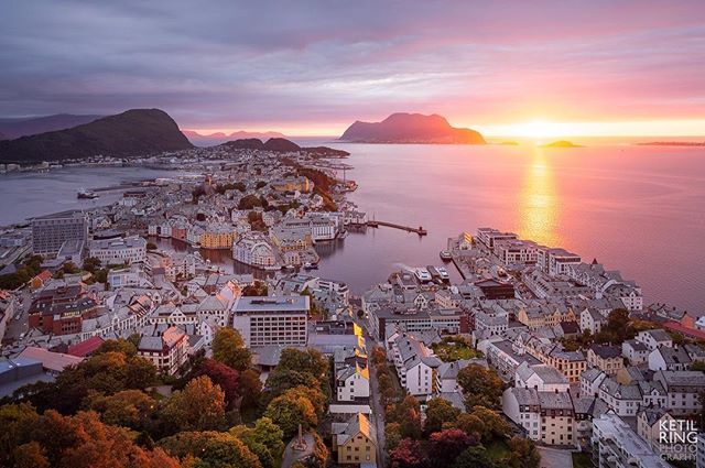 ketilring's tweet photo. Ålesund i september. #ålesund #aksla #høst #solnedgang #godmorgennorge https://t.co/bdsY5lJCpJ https://t.co/8BU7puVQxK