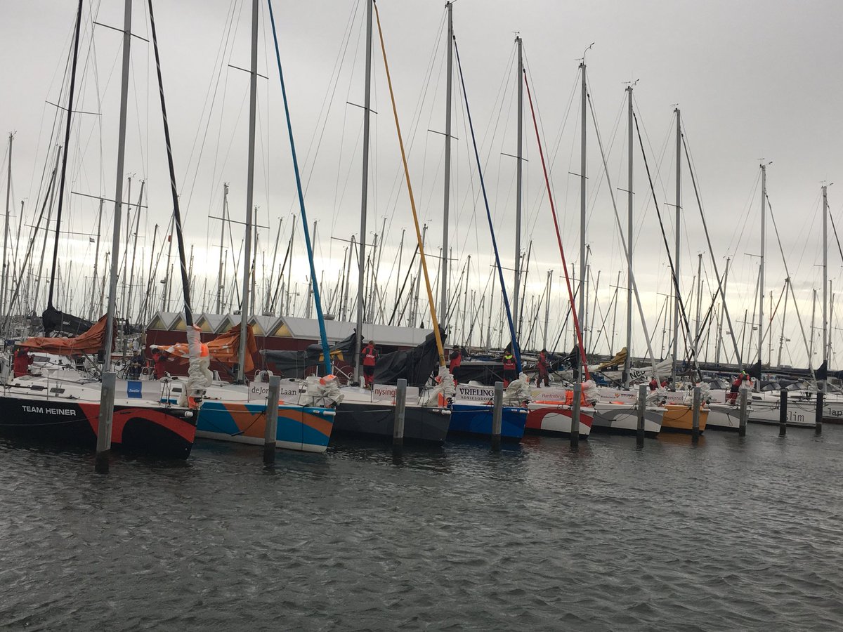 Alle deelnemers zitten lekker aan t ontbijt en de laatste voorbereidingen aan de boten worden gedaan #RegioZwolleRegatta