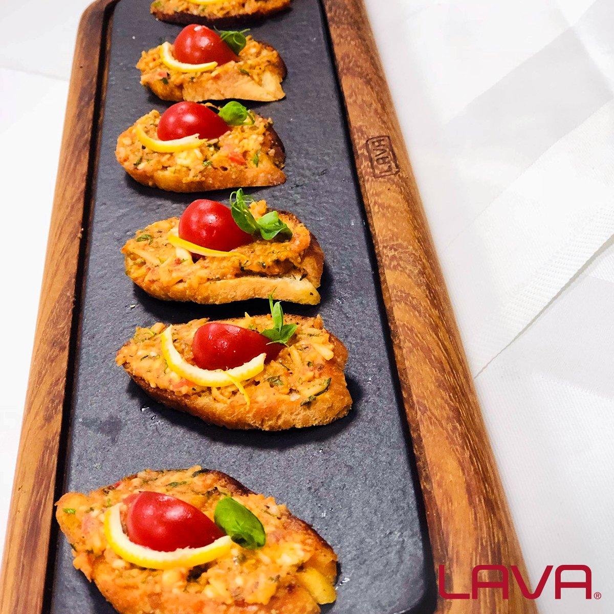 Şeflerin tercihi Lava Sunum Tahtaları ile mezeleriniz göz alacak!

#lava #yerliüretim #enlavalı #sunum #lavamutfak #lavamutfağı #grill #meze #dökümdemir #şef #mutfak #keyif #lezzet