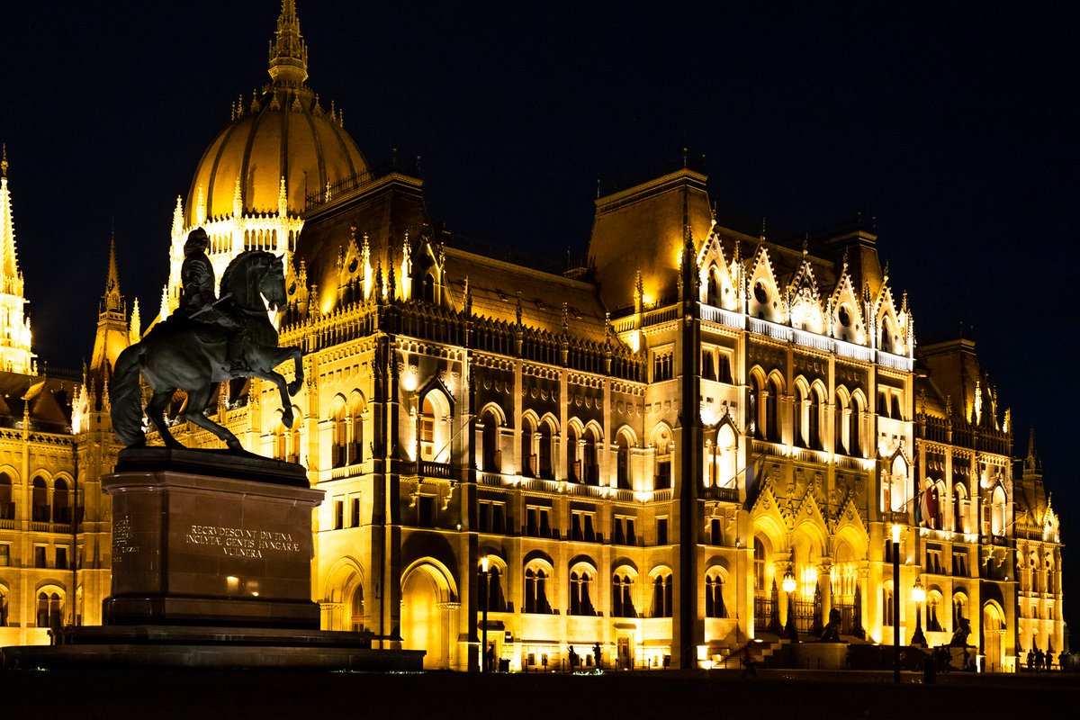 simpledits's tweet image. Amazing lightning on Hungarian Parliament Building, with Rákóczi Ferenc statue on left in #budapest #hungary
Photo and image editing by Peter Marwins

#ig_budapest #topbudapestphoto #thisisbudapest #budapesttravel #budapest🇭🇺 #budapest_hungary #ungheria #hungary🇭🇺