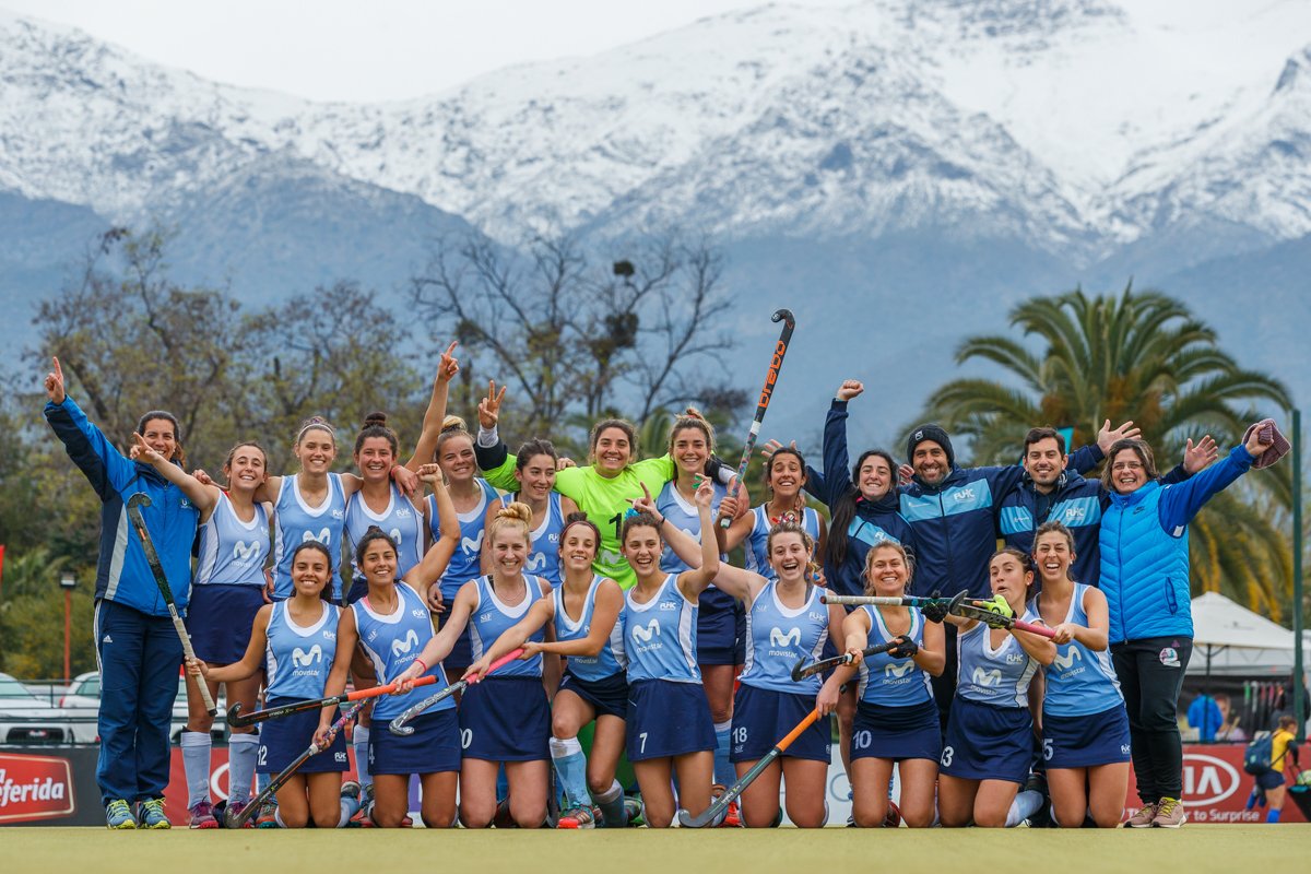 That backdrop though 🗻 🏔️ 
The teams are loving the beautiful setting of the #HockeySeries2018 Santiago
Who are you cheering for?