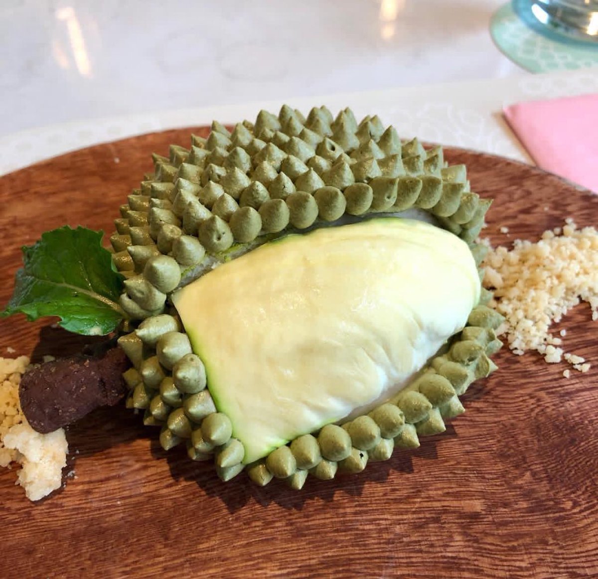 quinnfarah's tweet photo. Aduhh ini bolu durian sedap sekali π isinya Cake Chiffon vanilla dengan durian durian pastry cream trus luarnya pure butter cream yang dibikin mirip kulit duren. Pengen lagi! #Latepost #FQthailand #kingoffruits #DurianCake #FQsweets https://t.co/5Xp0iMaj1z