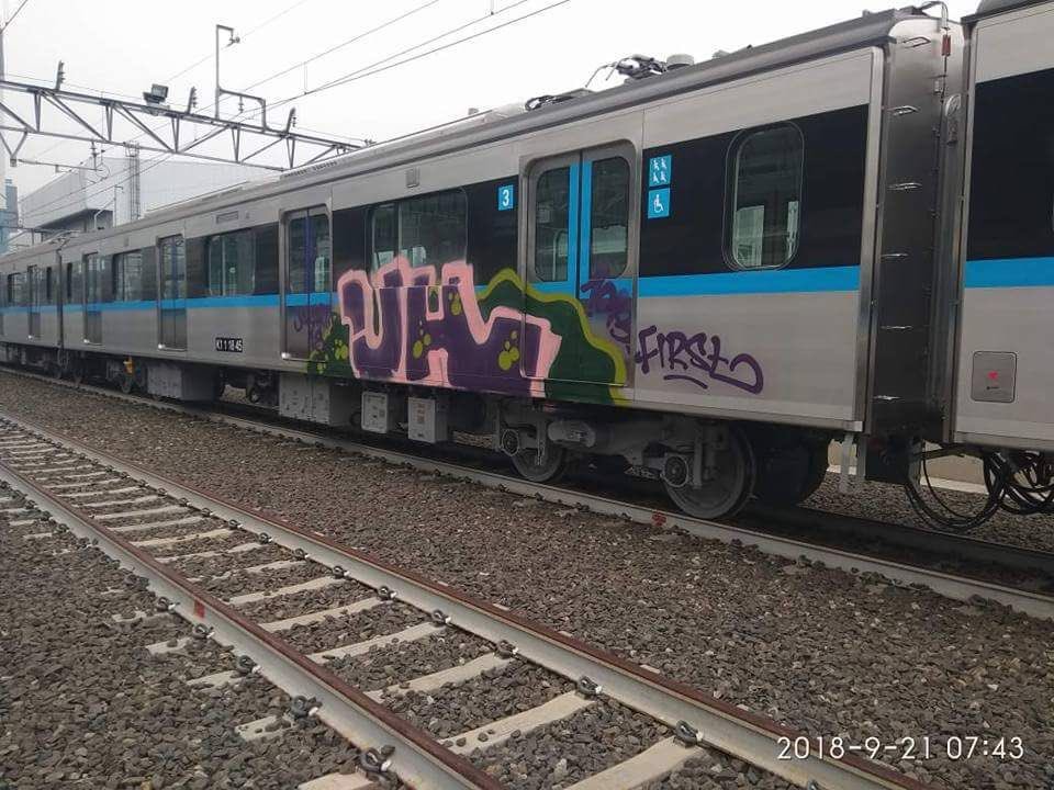 vandalisme pada kereta mrt