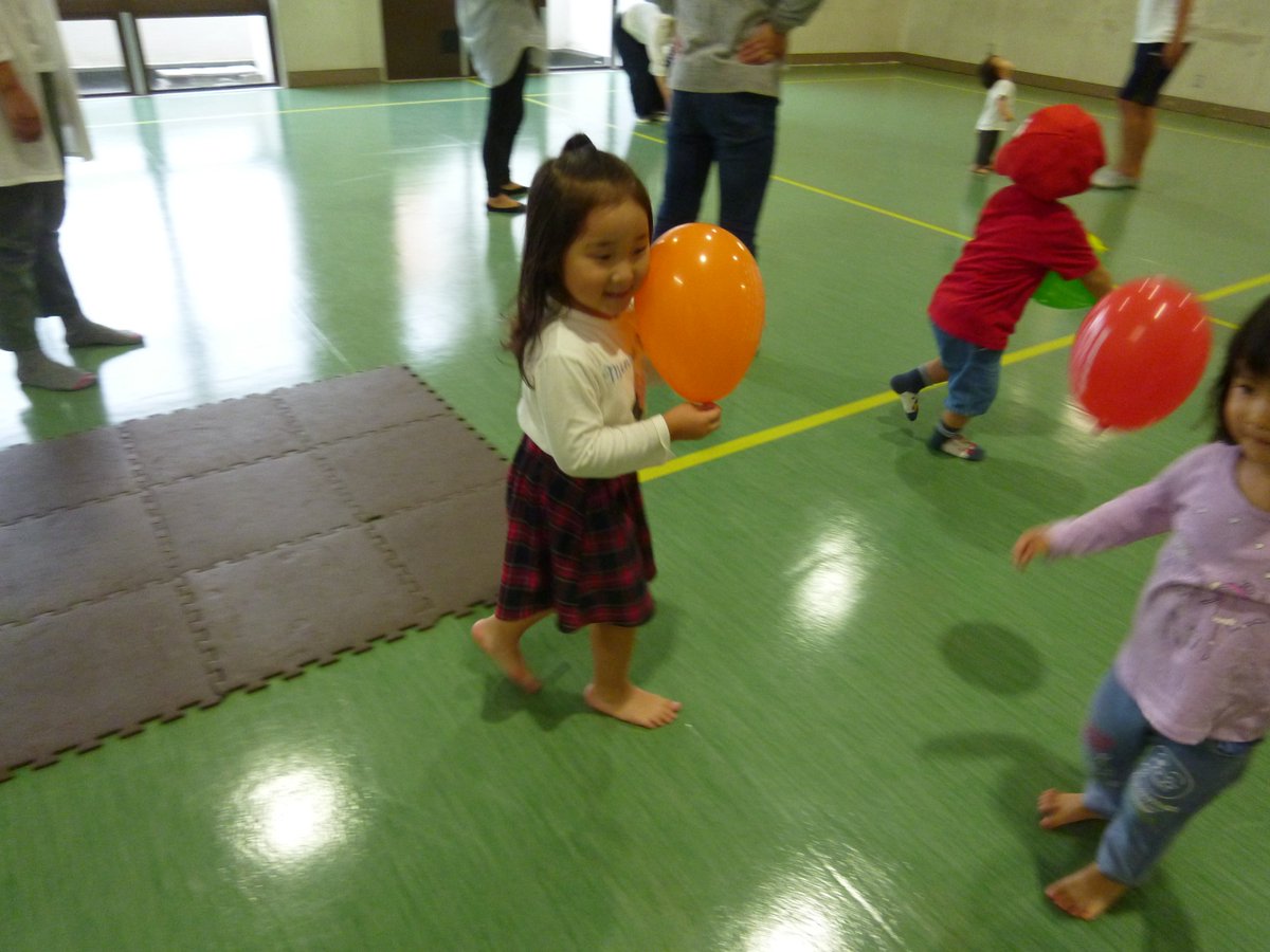 ট ইট র 江東区亀戸第三児童館関連情報 ちびっこかめさんタイム 風船で遊んだよ 今日は おおむね3歳以上の幼児 親子のみなさんと職員とで 一緒に風船遊びをしました みんなで風船ふわふわポンポン 楽しかったね 参加してくれたお友達とママ