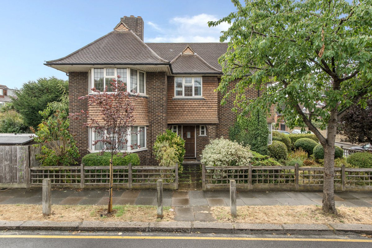 JDWWandsworth's tweet photo. #fixupfriday An expansive four bedroom detached house with potential to extend (STPP) and create an impressive and substantial family home. #MagdalenEstate #JDW #Wandsworth https://t.co/SJI21YPD2J