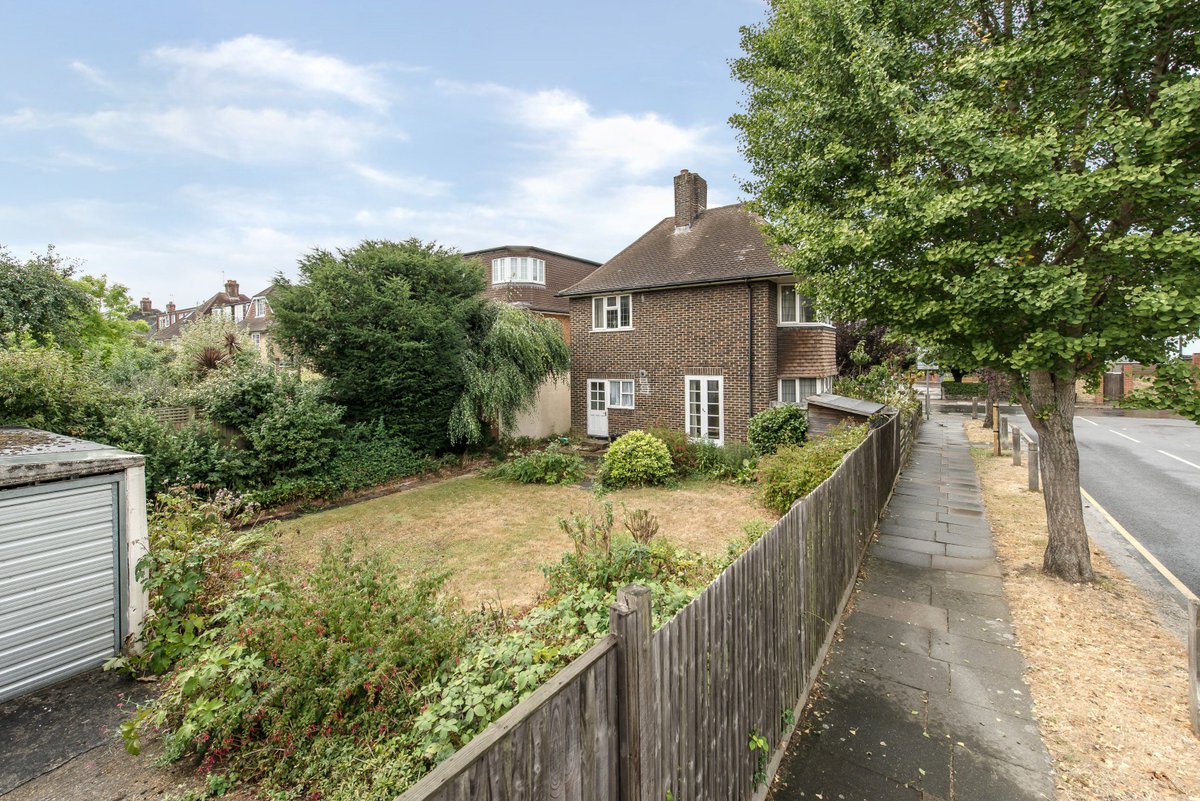 JDWWandsworth's tweet photo. #fixupfriday An expansive four bedroom detached house with potential to extend (STPP) and create an impressive and substantial family home. #MagdalenEstate #JDW #Wandsworth https://t.co/SJI21YPD2J