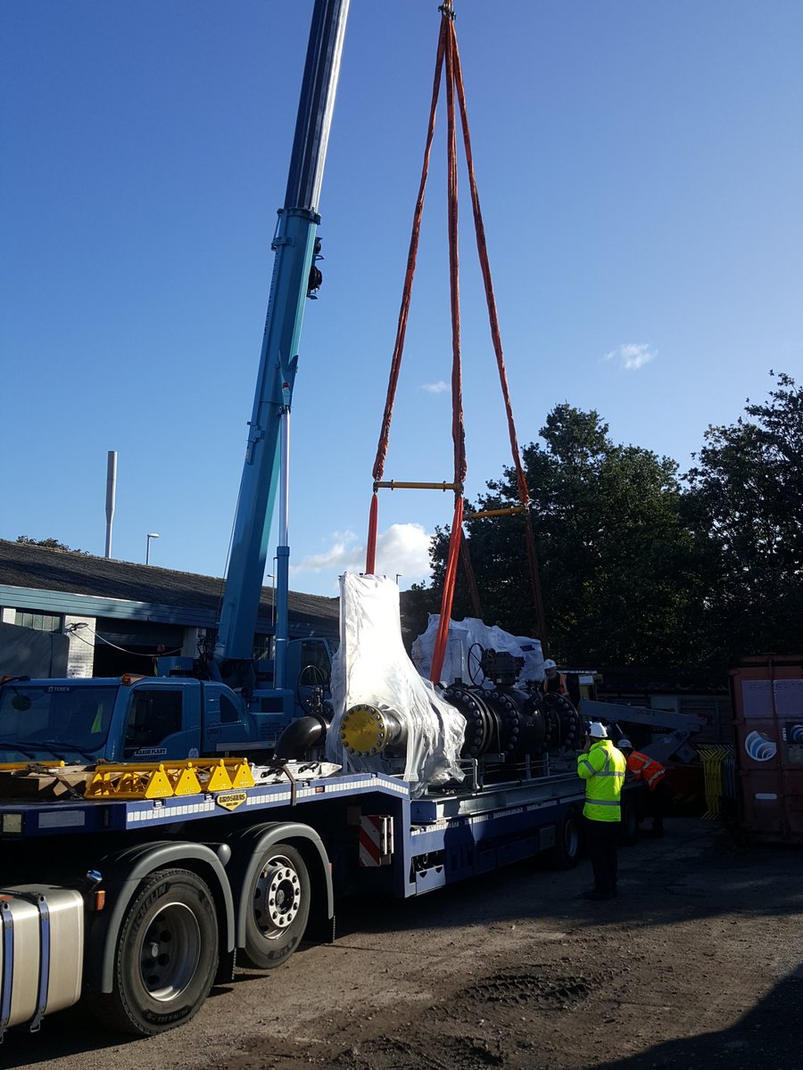 Gonna be an interesting Friday! #crane and #storage courtesy of <a href="/Rapid_RS/">Rapid Response</a>