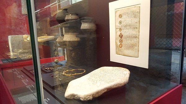 museecluny's tweet photo. #journeedetude Que nous disent les actes royaux sur l'exercice du pouvoir à l'époque mérovingienne? Réponse mardi 2/10 aux @ArchivesnatFr dans le prolongement de notre #ExpoMerovingiens https://t.co/ukmUGxa73Q https://t.co/GDugcWmhfJ