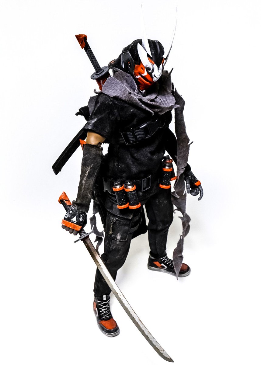 mimunob's tweet photo. 触った感じはDEVILTOYのWOOに近い感じ。ハイカットのデザインなので足首可動が狭い上に、パンツがタイトなので下半身可動は厳しい。角が硬質なので転倒したら確実に折る自信があるので、スタンド必須。 #playdrawstudio #streetwarrior #teamsixthone https://t.co/TpJaUekFpV