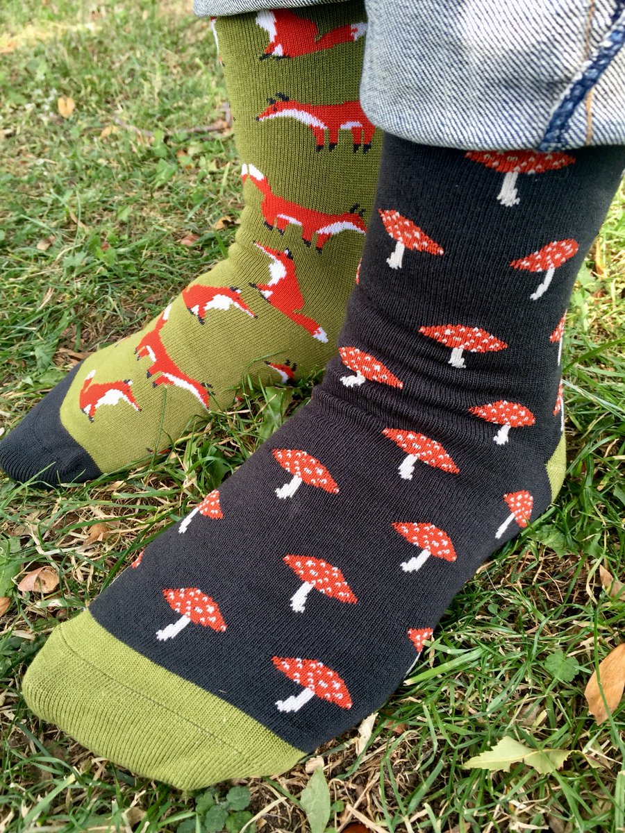 Heerlijk HERFST! De sokken met bos prints zijn favoriet bij <a href="/groenkapje/">Groenkapje</a> . Vos, padestoel en blad in collectie bij <a href="/Lotika_NL/">Lotika_NL</a>