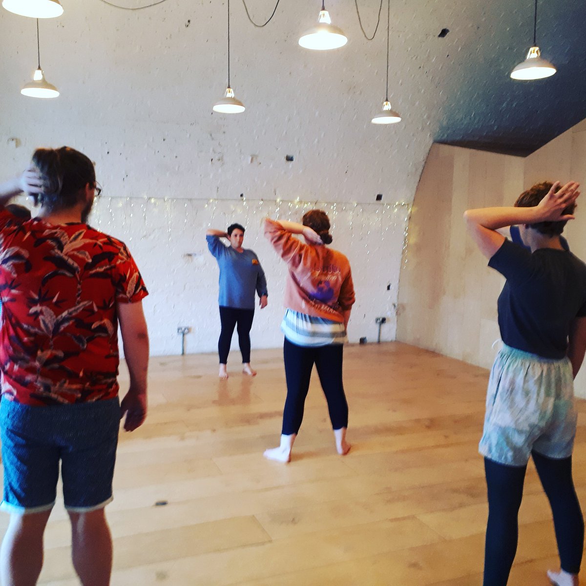 loopingthanet's tweet photo. What an excellent FLEX last night!
We stretched, we balanced, we crawled, we ran with our eyes shut and we chatted nonsense to each other on chairs!
We flexed!
#ExerciseYourCreativity
#Adventuresinperformance https://t.co/AxJsunqVDZ